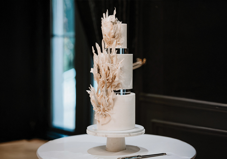 Simple and elegant three-tier abstract cake by YiShi Cake